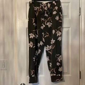 Floral dress pants with cuffed bottom